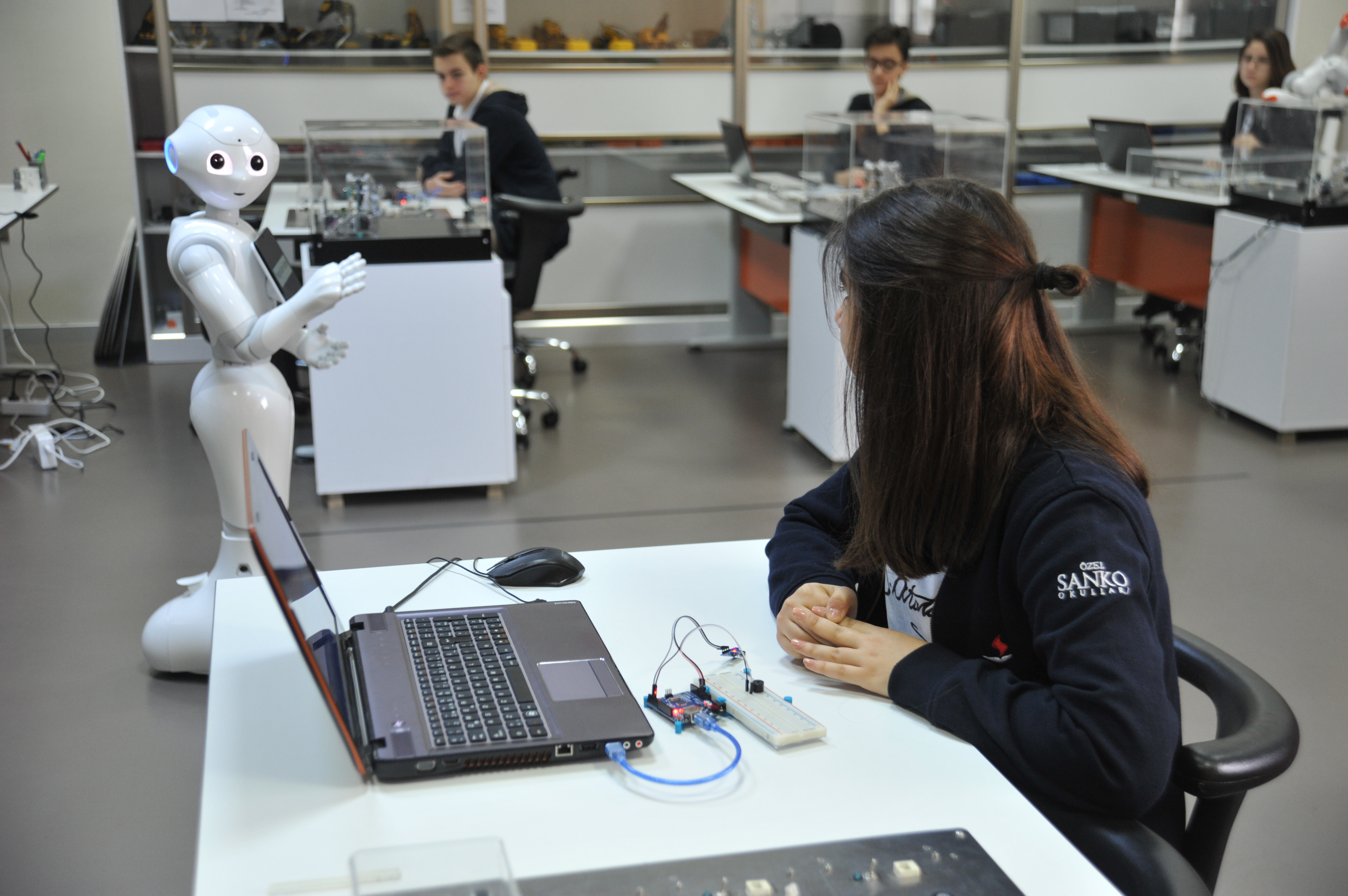 Gaziantep'teki öğrenciler insansı robot ile kodlama öğreniyorlar
